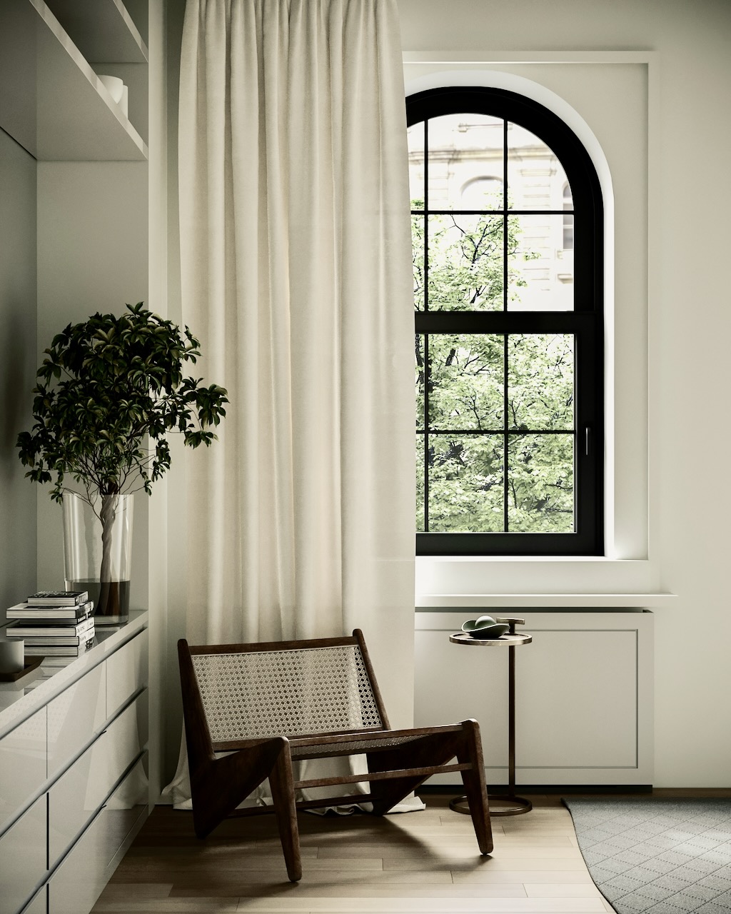 Un coin de salon moderne avec une chaise en bois, une plante verte dans un vase, des rideaux blancs et une fenêtre avec vue sur des arbres.